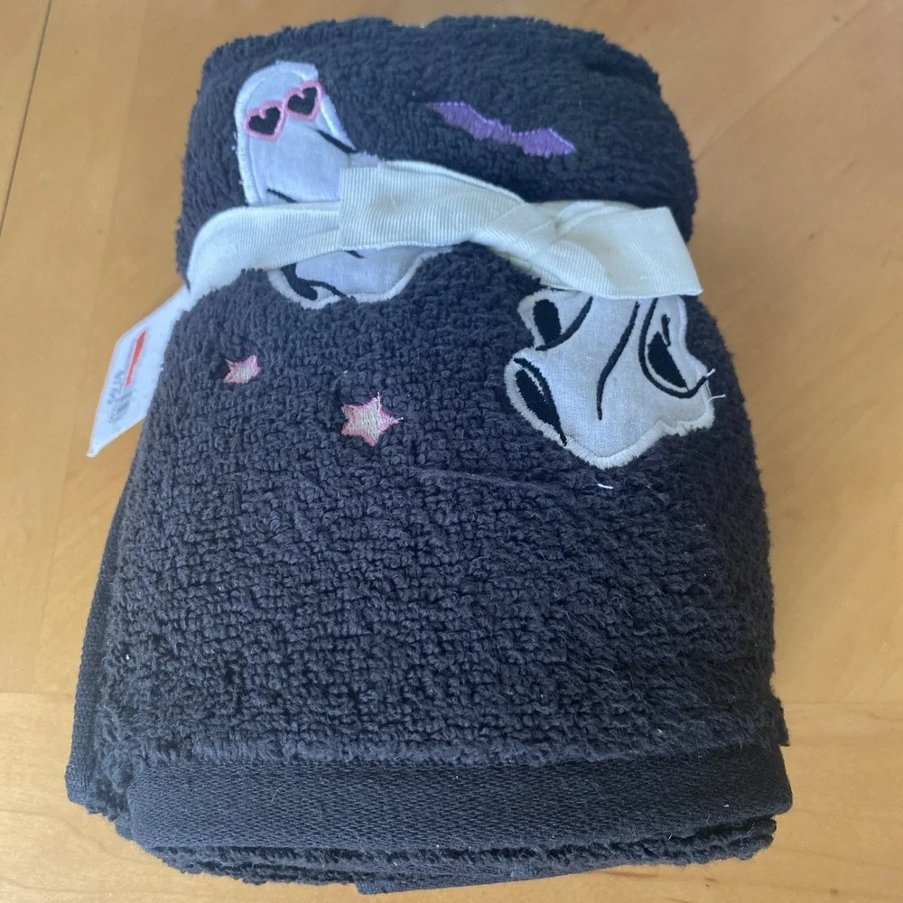 BETSEY JOHNSON Halloween Bathroom Hand Towels‎ Ghosts Set Of 2